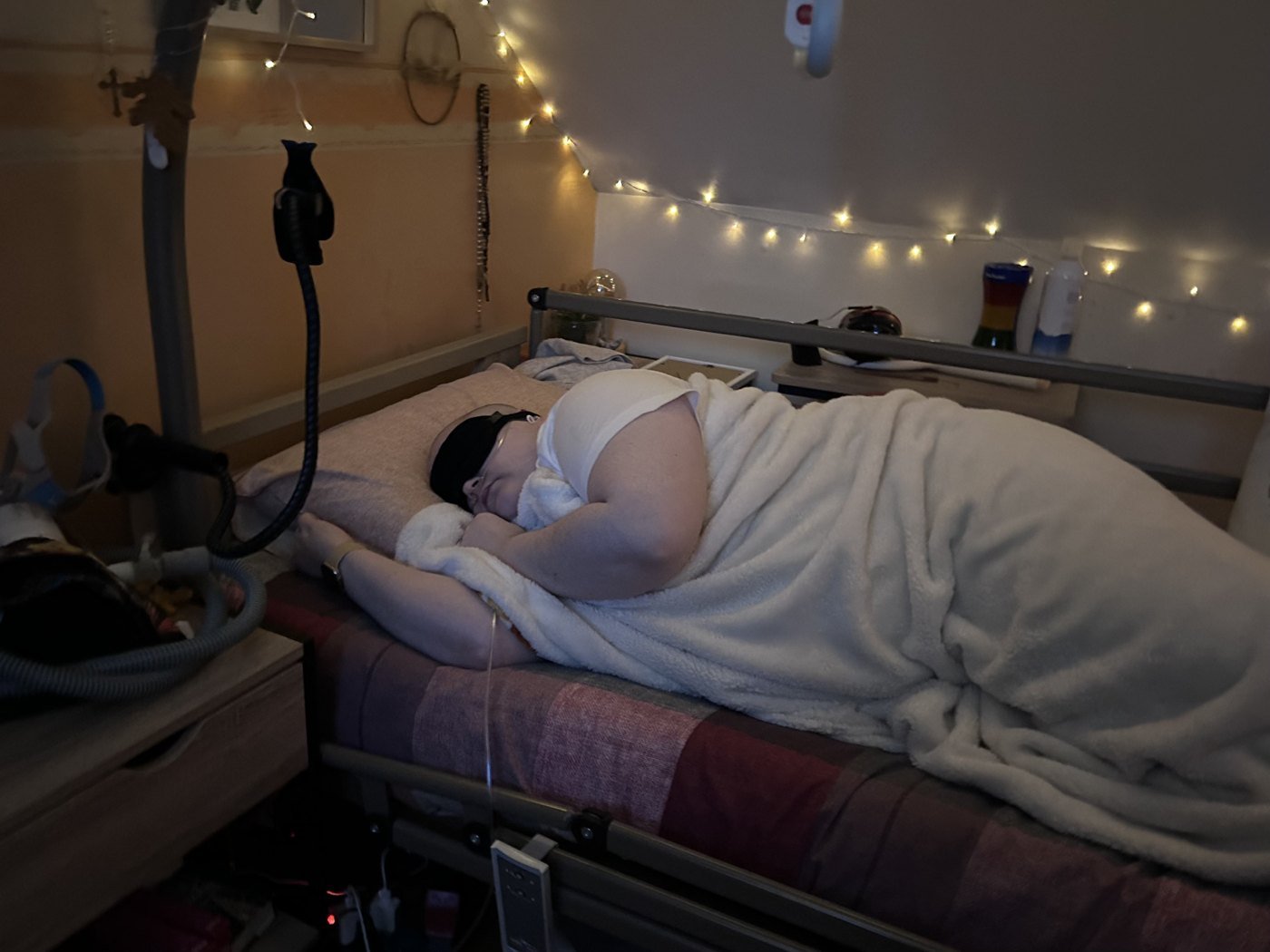 Séance de pacing (NDLR : ici, repos total), allongée dans un lit médical, avec masque et bouchons