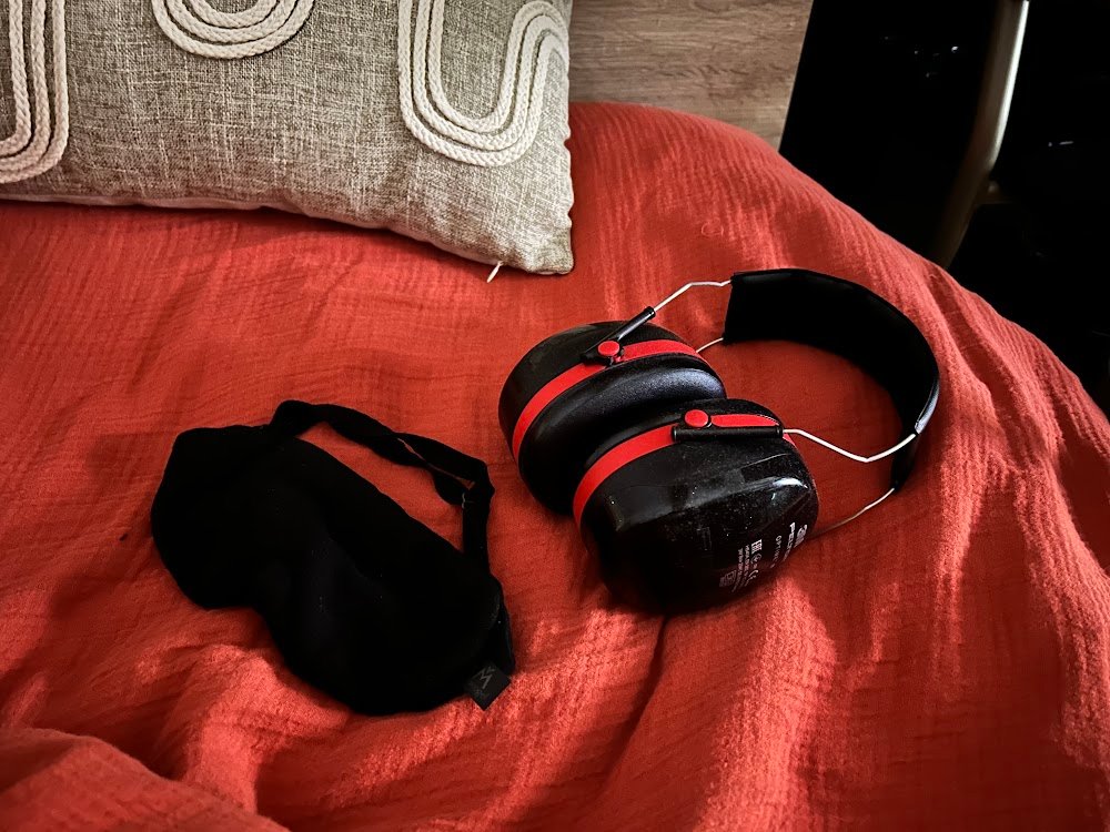 Un masque pour les yeux et un casque de protection auditive, utilisés pour réduire les sollicitations sensorielles.