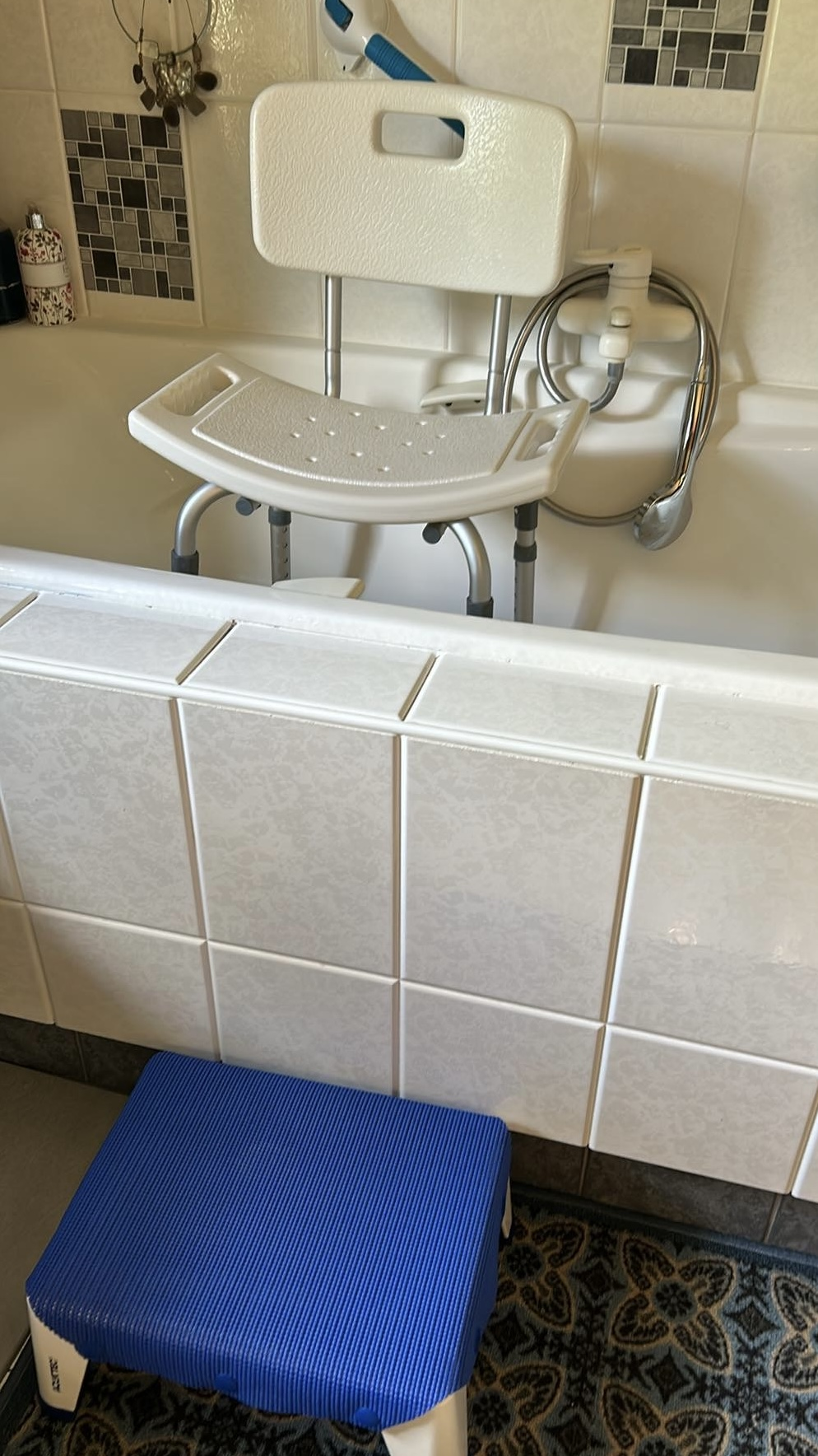 Siège de douche, marchepied et barre à ventouse dans une douche