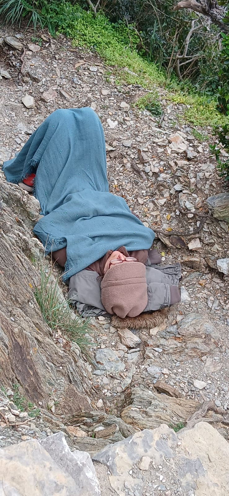 Personne allongée sur un sentier pendant une promenade