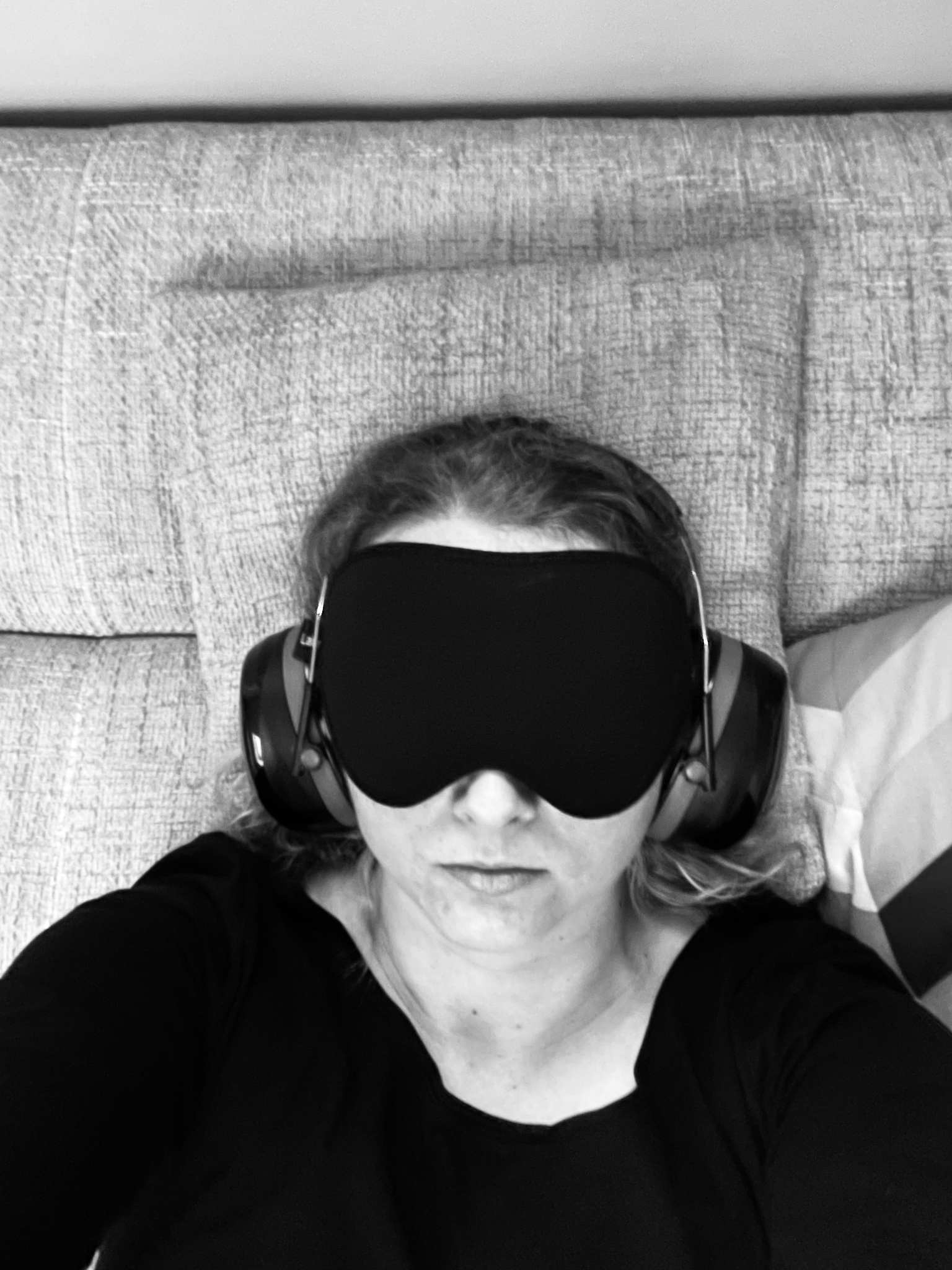 Personne allongée avec masque et casque, dans un environnement calme