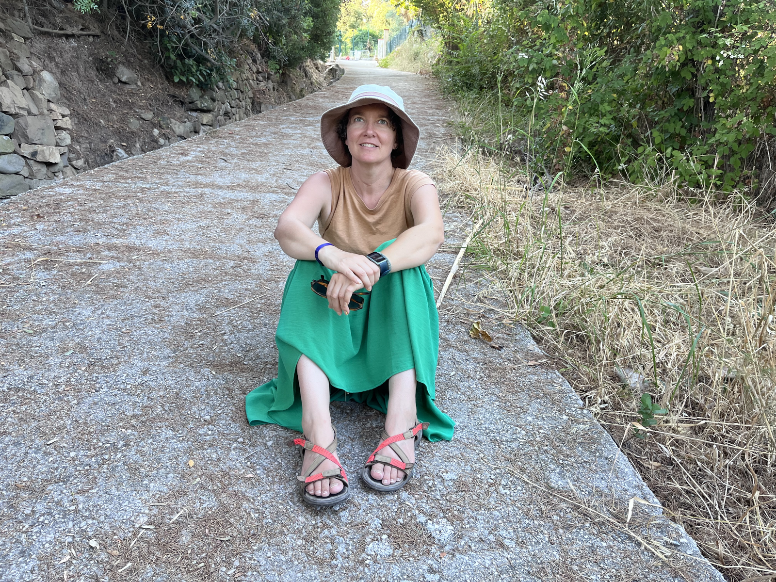 Personne assise sur une route