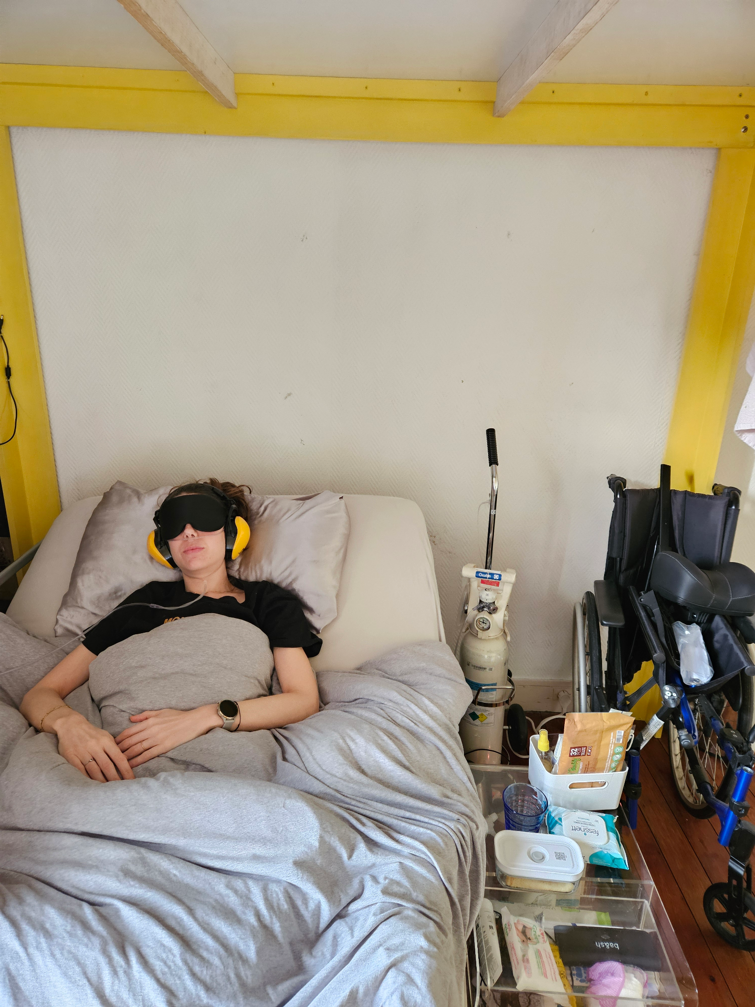 Personne allongée, avec protections contre les stimulations